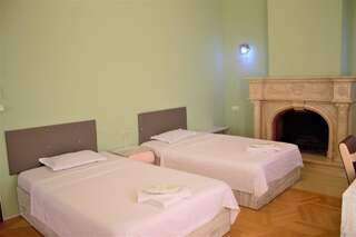 Отель FangXin Hotel Тбилиси Стандартный двухместный номер с 2 отдельными кроватями-1